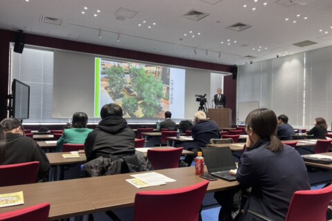 「屋内緑花の新時代を拓く特別講演会」にて弊社社員が登壇いたしました